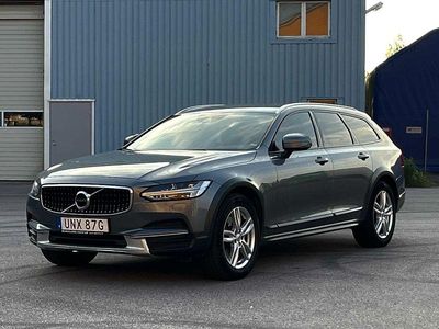 Grå Begagnad 2019 Volvo V90 CC Momentum Kombi | 229 999 kr (Marknadspris)
