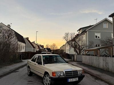 Hellelfenbein Begagnad 1984 Mercedes 190 Sedan | 48 000 kr