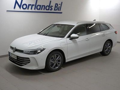 Pure white Begagnad 2024 VW Passat Kombi | 419 900 kr (Bra pris)