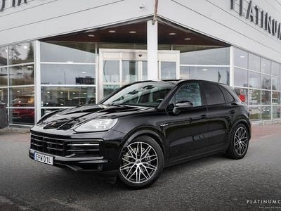 Svart Begagnad 2024 Porsche Cayenne Chrono SUV | 1 089 000 kr