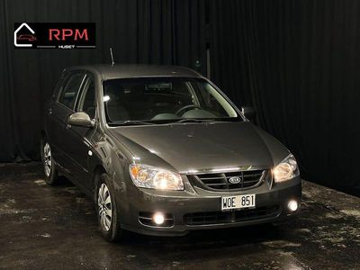 Mörkgrå (grå) Begagnad 2005 Kia Cerato Halvkombi | 64 900 kr