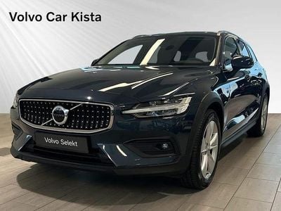 Blå Begagnad 2023 Volvo V60 CC Core Kombi | 399 900 kr (Marknadspris)