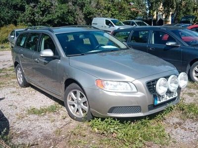 Ljusbrun (ljusbrudmetallic) Begagnad 2010 Volvo V70 Kinetic Kombi | 69 500 kr (Marknadspris)