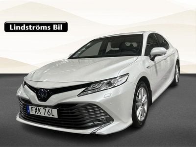 Vit Begagnad 2020 Toyota Camry Hybrid Executive Sedan | 319 900 kr (Marknadspris)