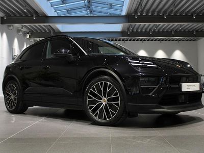 Svart Ny 2025 Porsche Macan 4 Electric SUV | 925 000 kr