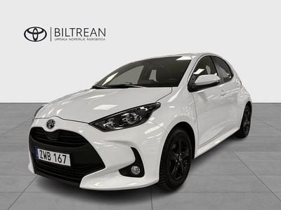 Vit Begagnad 2023 Toyota Yaris Hybrid Active Halvkombi | 238 900 kr (Marknadspris)