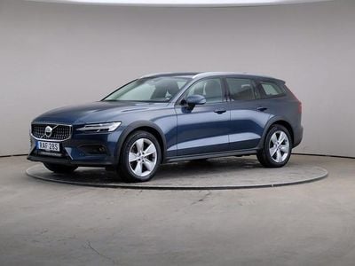 Begagnad Volvo V60 CC Core 197 HK (144 kW) 2023 Mörkblå Kombi