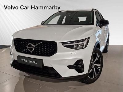 Vit Begagnad 2024 Volvo XC40 Plus SUV | 389 900 kr (Marknadspris)