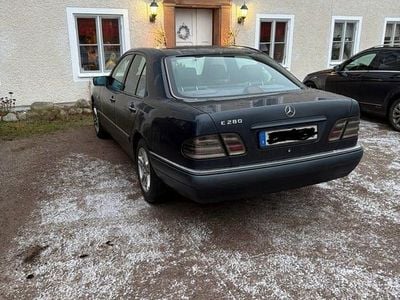 Green black metallic Begagnad 1998 Mercedes E280 Sedan | 38 000 kr
