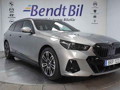 Oxide grey metallic Begagnad 2025 BMW 530e M Sport Kombi | 664 500 kr (Marknadspris)