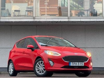 Begagnad Ford Fiesta Titanium 101 HK (74 kW) 2018 Röd Halvkombi