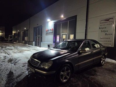 Ljusbrun Begagnad 2001 Mercedes C200 Sedan | 28 899 kr (Marknadspris)