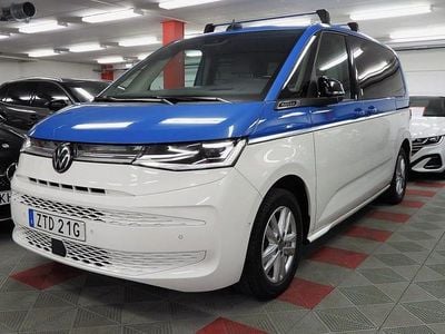 Flerfärgad blå/vit Begagnad 2022 VW Multivan Style Van | 499 500 kr (Dyr)