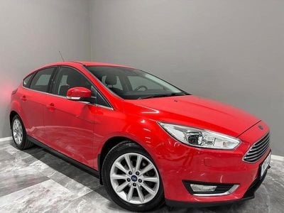 Röd Begagnad 2015 Ford Focus Titanium Halvkombi | 94 900 kr (Marknadspris)