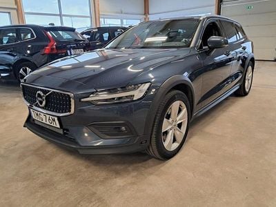 Mblå Begagnad 2021 Volvo V60 CC Kombi | 299 000 kr (Marknadspris)