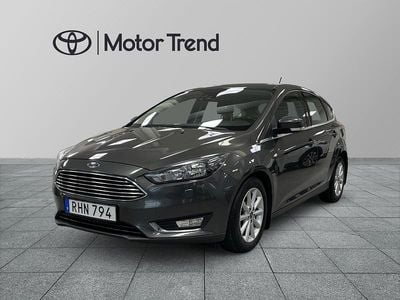 Grå Begagnad 2018 Ford Focus Titanium Halvkombi | 139 900 kr (Marknadspris)