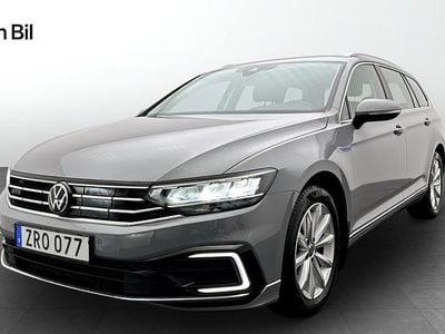 Grå Begagnad 2023 VW Passat GTE Kombi | 294 900 kr (Bra pris)
