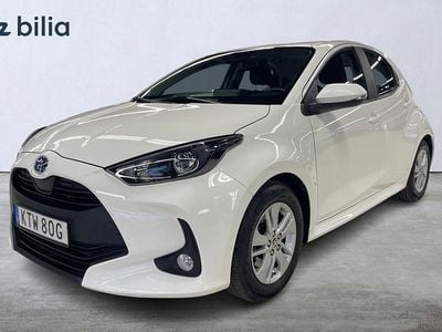Vit Begagnad 2023 Toyota Yaris Hybrid Active Halvkombi | 214 900 kr (Bra pris)