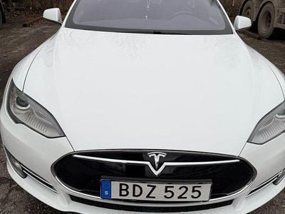 Vit Begagnad 2015 Tesla Model S Halvkombi | 229 998 kr (Marknadspris)