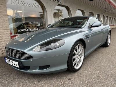 Begagnad Aston Martin DB9 457 HK (336 kW) 2004 Ljusblå Sportkupé