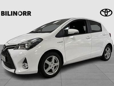Vit Begagnad 2017 Toyota Yaris Hybrid Halvkombi | 144 000 kr (Bra pris)