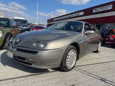 Begagnad Alfa Romeo GTV Lusso 150 HK (110 kW) 1995 Röksilvermetallic Sportkupé