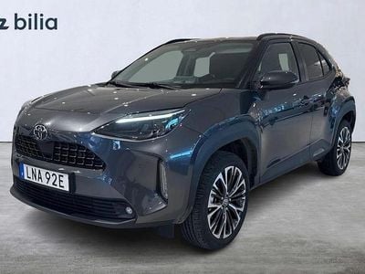 Grå Begagnad 2025 Toyota Yaris Hybrid Style | 354 900 kr (Marknadspris)