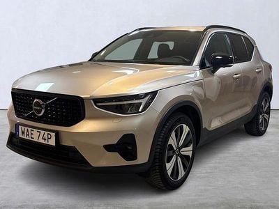 Grå Begagnad 2023 Volvo XC40 Plus SUV | 419 900 kr (Marknadspris)