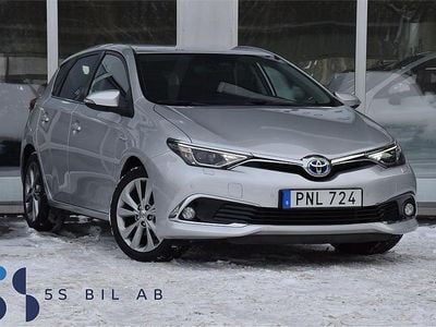 Silver Begagnad 2018 Toyota Auris Hybrid Executive Halvkombi | 174 900 kr (Marknadspris)