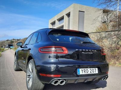 begagnad Porsche Macan Turbo Performance 441 hk Navi Pano PDK Euro 6