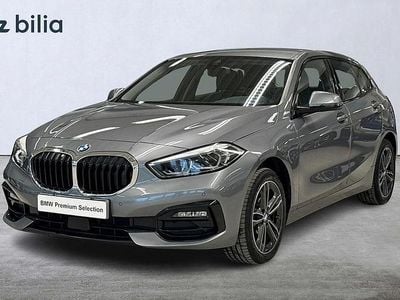 Grå Begagnad 2022 BMW 118 Sport Line Halvkombi | 259 900 kr (Marknadspris)