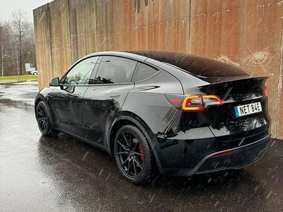 Solid svart Begagnad 2022 Tesla Model Y Performance SUV | 360 000 kr (Bra pris)
