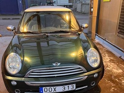 Grått tak och grå speglar Begagnad 2007 Mini Cooper Halvkombi | 31 500 kr (Bra pris)