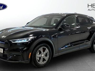 Svart Begagnad 2022 Ford Mustang Mach-E SUV | 349 900 kr (Marknadspris)