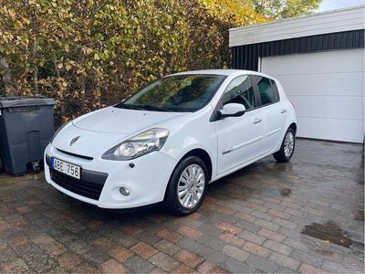 Vit Begagnad 2011 Renault Clio R.S. Halvkombi | 39 000 kr (Marknadspris)