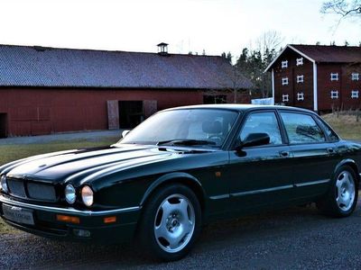 British racing green/svart skinninredning/mörk valnötsrot Begagnad 1995 Jaguar XJR Sedan | 229 000 kr