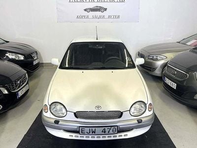 Begagnad Toyota Corolla 107 HK (78 kW) 1999 Vit Halvkombi