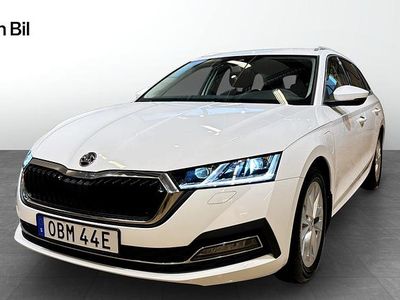 Vit Begagnad 2024 Skoda Octavia Style Kombi | 319 900 kr (Marknadspris)