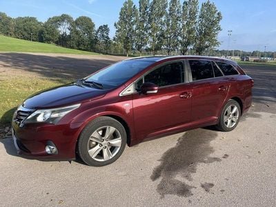 Cassis pearl rödmetallic Begagnad 2013 Toyota Avensis Executive Kombi | 99 000 kr (Dyr)