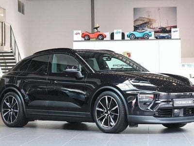 Svart Ny 2025 Porsche Macan 4 Electric SUV | 1 078 200 kr (Dyr)