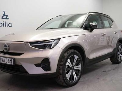 Ljusgrå Begagnad 2022 Volvo XC40 Plus SUV | 344 500 kr (Marknadspris)