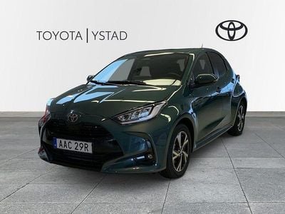 Grön Ny 2025 Toyota Yaris Hybrid Active Halvkombi | 298 800 kr (Dyr)