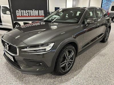 Mörkgrå Begagnad 2020 Volvo V60 CC Momentum Kombi | 314 000 kr (Marknadspris)