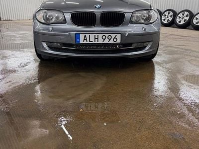Ljusgrå Begagnad 2010 BMW 118 Halvkombi | 69 999 kr