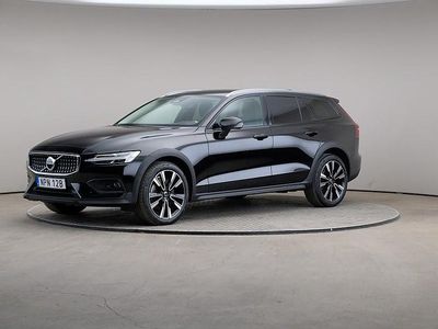 Svart Begagnad 2022 Volvo V60 CC Kombi | 349 000 kr (Marknadspris)