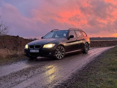 Svart Begagnad 2009 BMW 320 Kombi | 59 500 kr (Marknadspris)