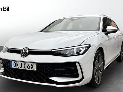 Pure white Begagnad 2025 VW Passat R-line Kombi | 519 900 kr (Marknadspris)