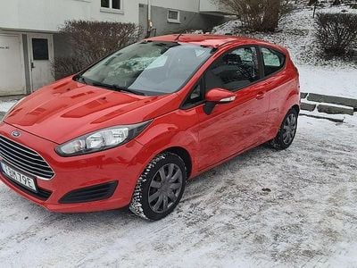 Begagnad Ford Fiesta 60 HK (44 kW) 2013 Röd Sedan