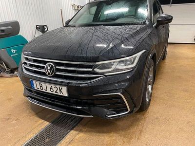 Svart (svart metallic) Begagnad 2022 VW Tiguan R-line SUV | 295 000 kr (Lite dyr)