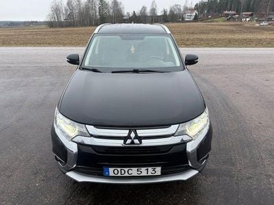 Svart Begagnad 2016 Mitsubishi Outlander SUV | 174 000 kr (Marknadspris)